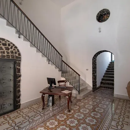 Palazzo Caracciolo Del Sole Frühstückspension Terzigno